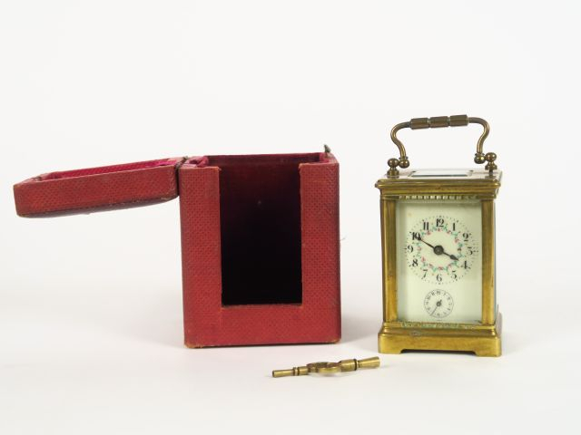 Pendulette de voyage fin XIXème dans son étui en cuir rouge avec sa cl