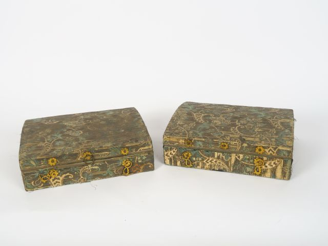 Paire de coffrets XVIIIe, garniture de soie (état moyen) Dim. 28 x 9,5