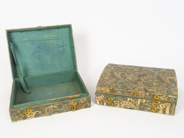 Paire de coffrets XVIIIe, garniture de soie (état moyen) Dim. 28 x 9,5