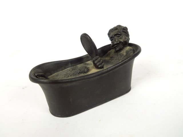 Boite XIXème en métal figurant un singe prenant son bain H. 7,5 cm - L