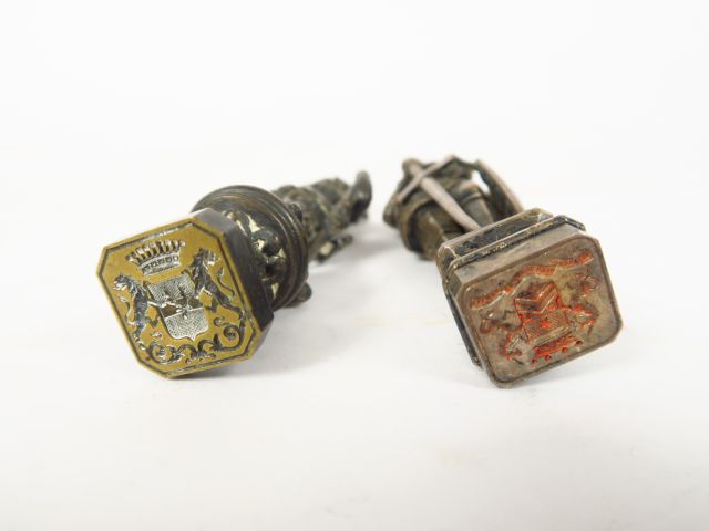 Deux cachets XIXème en bronze figurant un croisé et un soldat de la Re