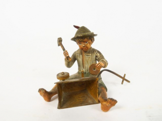 Vente aux enchères Sujet en bronze polychrome de Vienne "petit autrichien bricolant sa ch