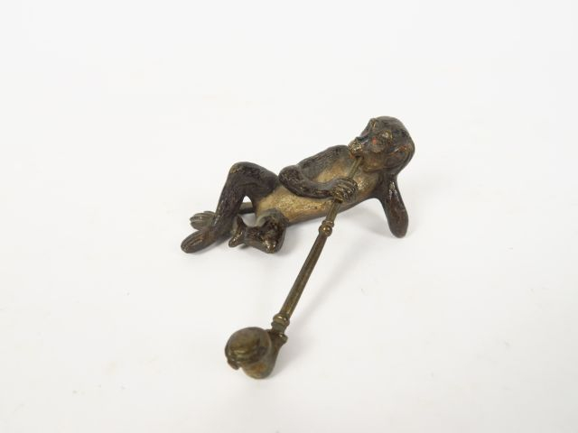 Sujet en bronze de Vienne "Singe fumant la pipe" H. 3,6 cm