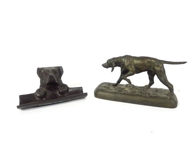 Porte crayons en métal figurant un chien , on y joint un sujet en régu