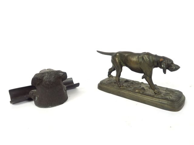 Porte crayons en métal figurant un chien , on y joint un sujet en régu