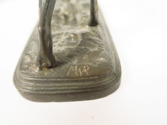 Porte crayons en métal figurant un chien , on y joint un sujet en régu