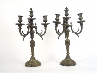 Vente aux enchères Paire de candélabres XIXème de style Louis XVI en bronze argenté éclai