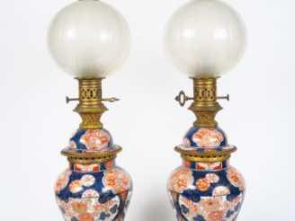 Vente aux enchères Paire de lampes à pétrole XIXème en porcelaine d'Imari, monture en bro