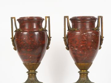 Paire de vases à anses Napoléon III de style Louis XVI en marbre rouge