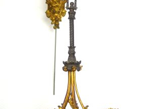 Vente aux enchères Paire d'appliques à suspensions Restauration en bronze patiné et doré 