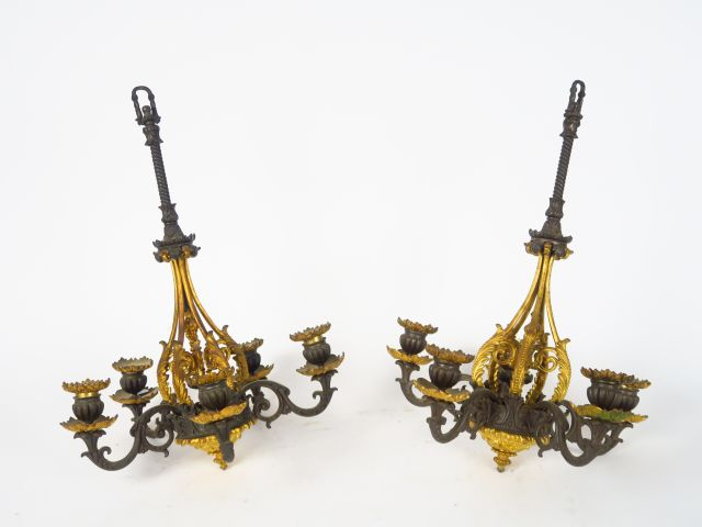 Paire d'appliques à suspensions Restauration en bronze patiné et doré 