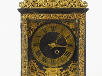 Pendule Louis XIV en bois noirci, laiton et bronze signée Balthazar Ma