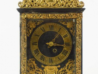 Vente aux enchères Pendule Louis XIV en bois noirci, laiton et bronze signée Balthazar Ma
