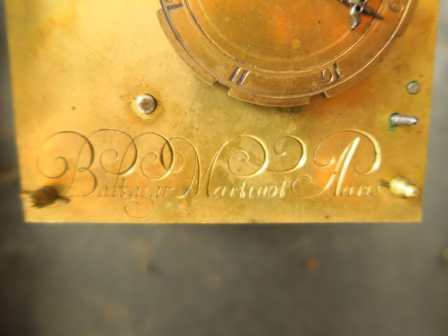 Pendule Louis XIV en bois noirci, laiton et bronze signée Balthazar Ma