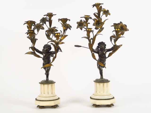 Paire de candélabres XIXème en bronze, marbre blanc et tôle éclairant 