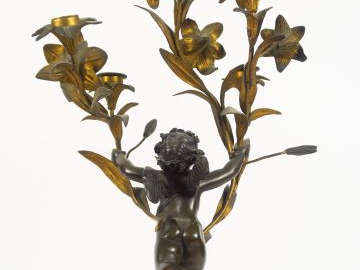 Paire de candélabres XIXème en bronze, marbre blanc et tôle éclairant 