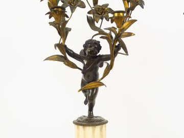 Paire de candélabres XIXème en bronze, marbre blanc et tôle éclairant 