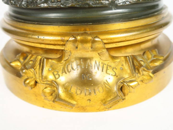 CLODION. "Bacchantes". Groupe en bronze à patine brune H. avec le socl