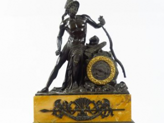 Vente aux enchères Grande pendule Restauration en bronze à patine brune et  marbre jaune 