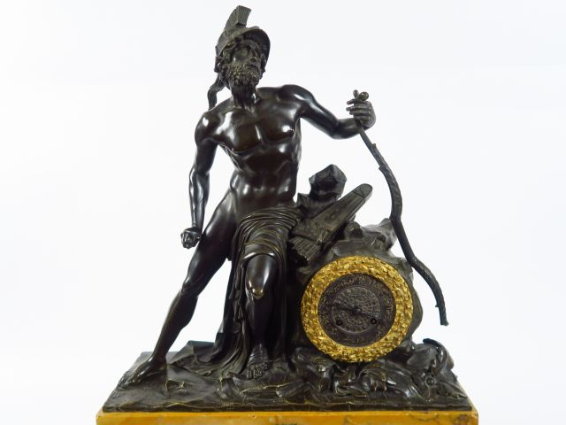 Grande pendule Restauration en bronze à patine brune et  marbre jaune 