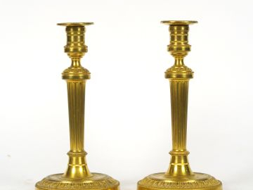 Paire de bougeoirs de style Louis XVI en bronze doré à décor de cannel