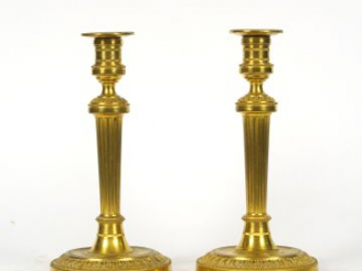 Vente aux enchères Paire de bougeoirs de style Louis XVI en bronze doré à décor de cannel