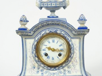 Vente aux enchères GIEN. Pendulette XIXème en faïence à décor en camaïeu bleu de rinceaux
