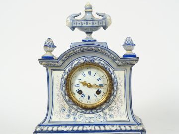 GIEN. Pendulette XIXème en faïence à décor en camaïeu bleu de rinceaux