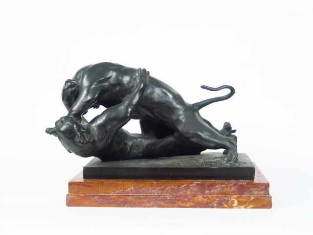 GASPART "Combat de lionnes". Groupe en bronze à patine brun vert repos
