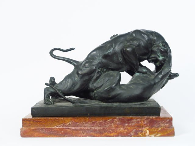 GASPART "Combat de lionnes". Groupe en bronze à patine brun vert repos