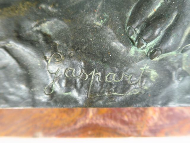 GASPART "Combat de lionnes". Groupe en bronze à patine brun vert repos