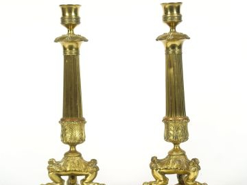 Paire de bougeoirs Restauration en bronze pieds griffe H. 30 cm