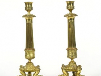 Vente aux enchères Paire de bougeoirs Restauration en bronze pieds griffe H. 30 cm