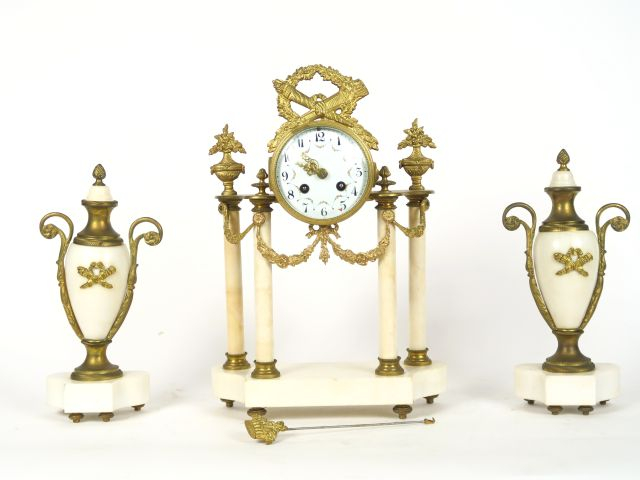 Garniture de cheminée 1900 de style Louis XVI en albâtre et bronze com