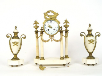 Vente aux enchères Garniture de cheminée 1900 de style Louis XVI en albâtre et bronze com