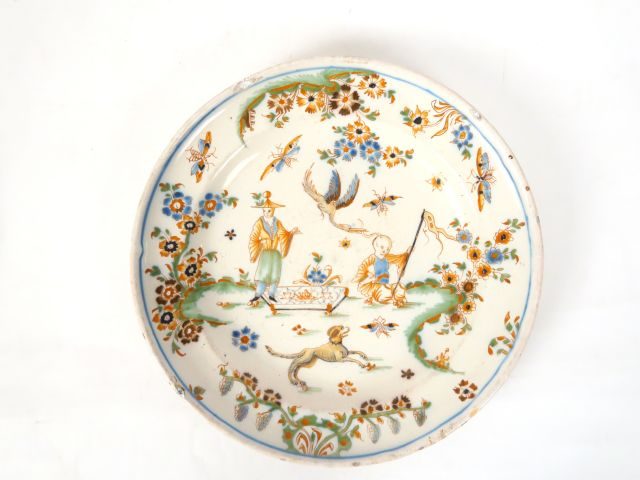 Assiette en faïence XVIIIème décor polychrome d'animaux et de personna