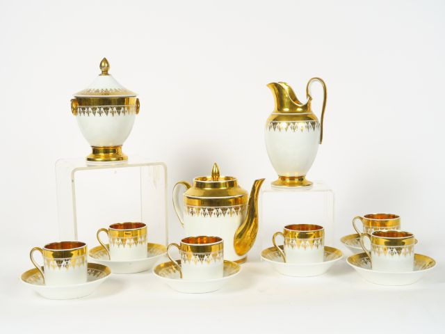 Partie de service à café XIXème en porcelaine de Paris à décor de fleu