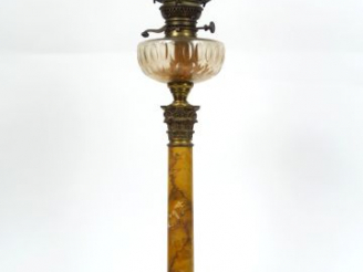 Vente aux enchères Grande lampe à pétrole Napoléon III en marbre jaune et bronze en forme