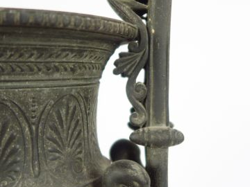 Vase à anses de style XIXème en régule et marbre jaune de Sienne à déc