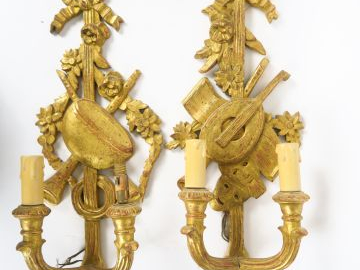Paire d'appliques de style Louis XVI  en bois doré à décor de trophée 