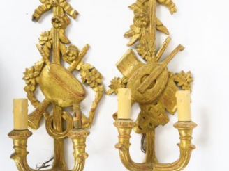 Vente aux enchères Paire d'appliques de style Louis XVI  en bois doré à décor de trophée 