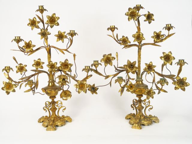 Paire de candélabres d'autel XIXème en bronze et tôle dorée à décor de