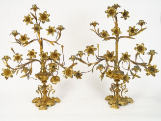 Vente aux enchères Paire de candélabres d'autel XIXème en bronze et tôle dorée à décor de