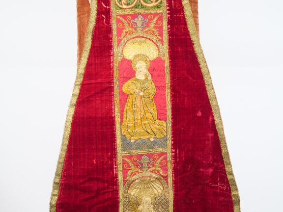 Très belle chasuble XVIème.  Velours de soie pourpre galonné d’or, dou