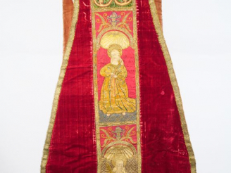 Vente aux enchères Très belle chasuble XVIème.  Velours de soie pourpre galonné d’or, dou