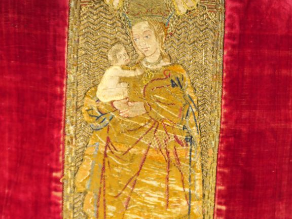 Très belle chasuble XVIème.  Velours de soie pourpre galonné d’or, dou