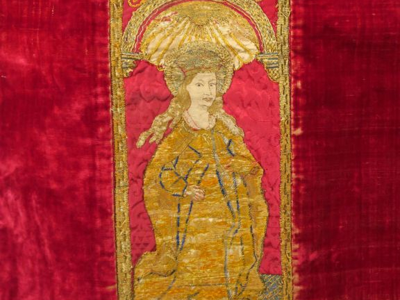 Très belle chasuble XVIème.  Velours de soie pourpre galonné d’or, dou