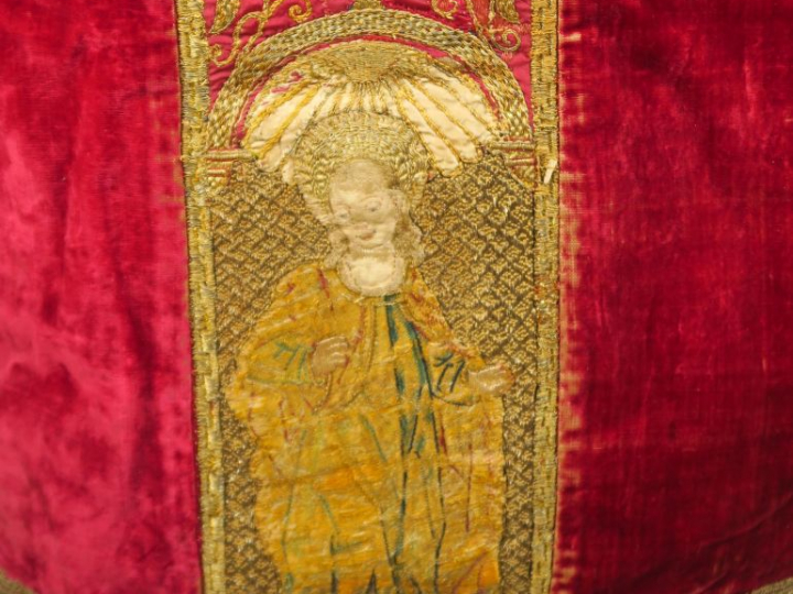 Très belle chasuble XVIème.  Velours de soie pourpre galonné d’or, dou