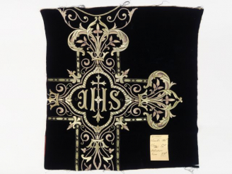 Vente aux enchères Réunion de 6 documents textiles liturgiques brodés. XXè siècle  Circa 