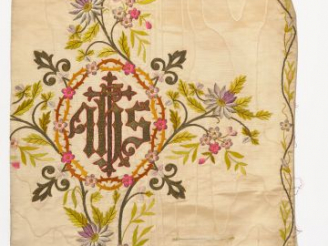 Vente aux enchères Réunion de 6 documents textiles liturgiques brodés. XXème siècle  Circ